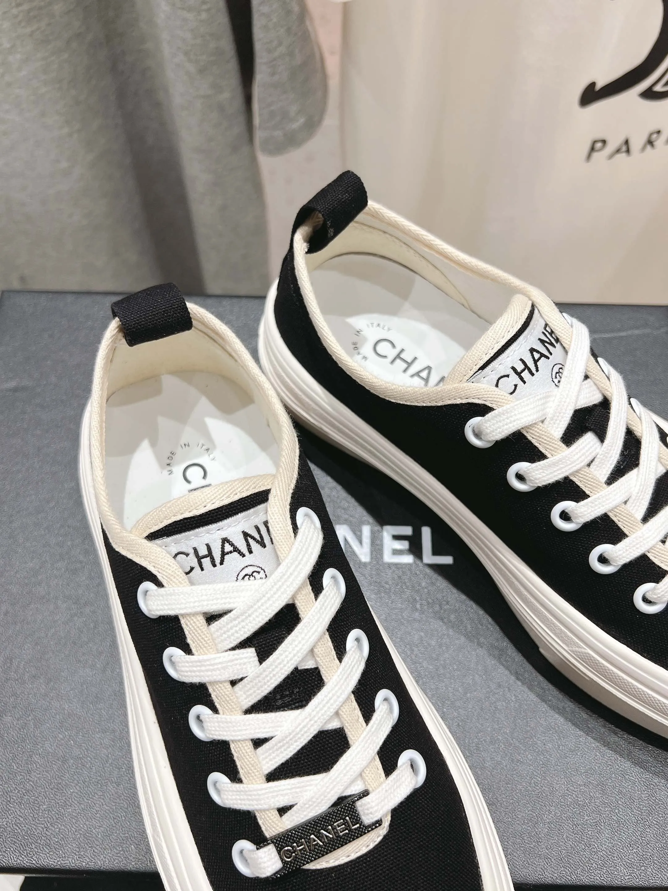 👟👟Ex-factory price 400👟👟 Chanel* Xiaoxiang 2025ss latest casual shoes, the currently super popular biscuit shoes. Internet celebrity Xiaohongshu is crazy about hot recommendations. The silly and cute style has a retro flavor! The shape is special and very recognizable. It makes your legs slimmer and longer. It is absolutely powerful. It is also very comfortable to wear. It has good looks. It is comfortable and increases your height. I must recommend it to everyone. The main feature of this year's series is minimalist style. ✔Fabric: original customized canvas. ✔Feet: water-dyed cowhide, comfortable on the feet. ✔Outsole: open-molded high-elastic rubber platform sole. ✔Number: 35-39.